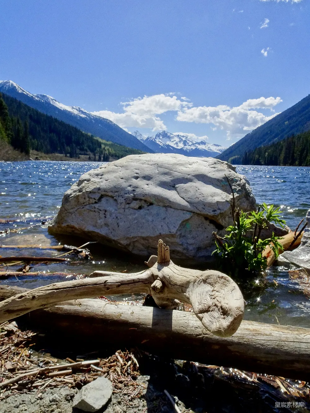 高清摄影 自然风光 湖畔景色 山脉 雕塑 户外 湖畔的自然雕塑