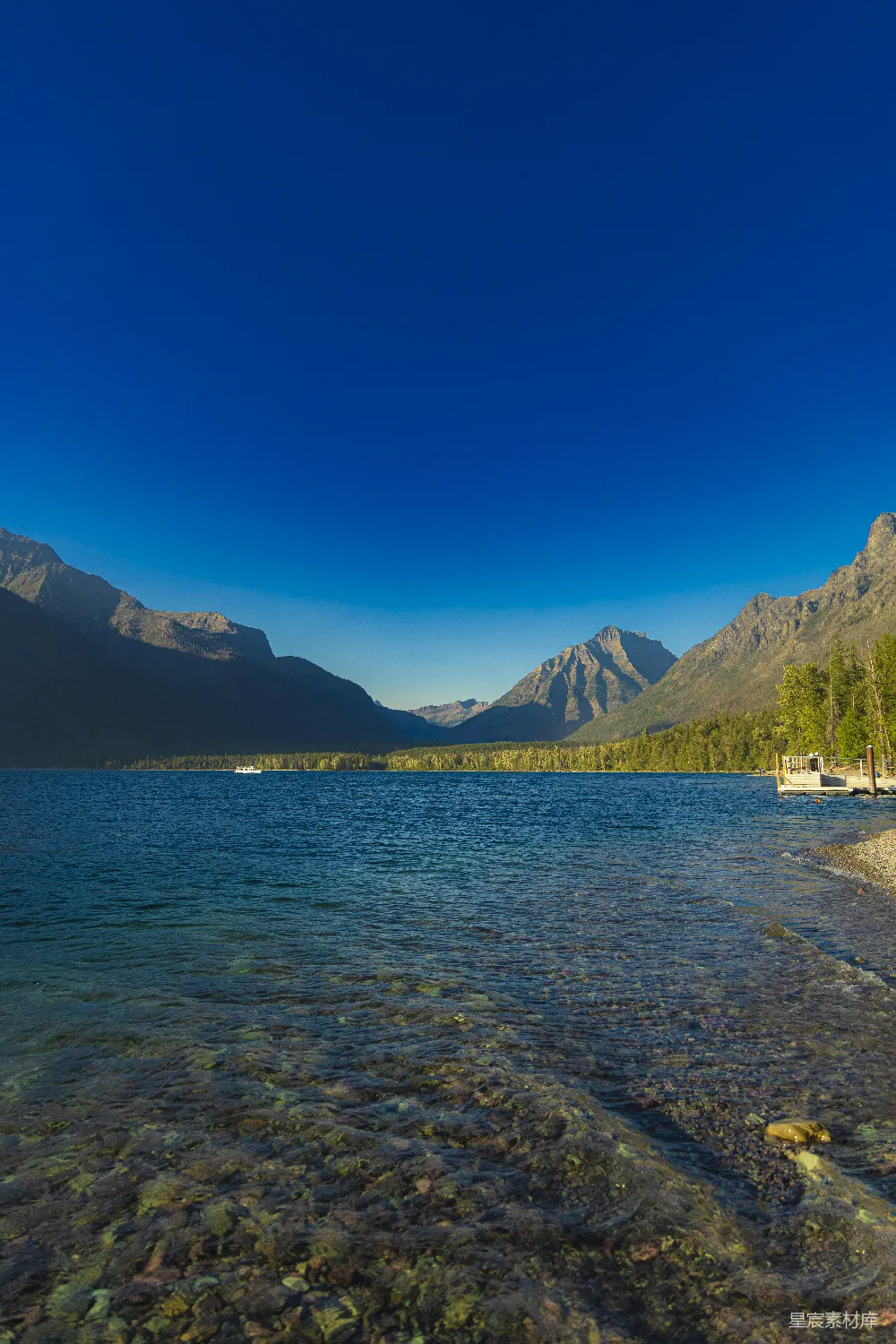 高清摄影 湖泊 山脉 自然风光 宁静 户外 湖畔静谧的山景