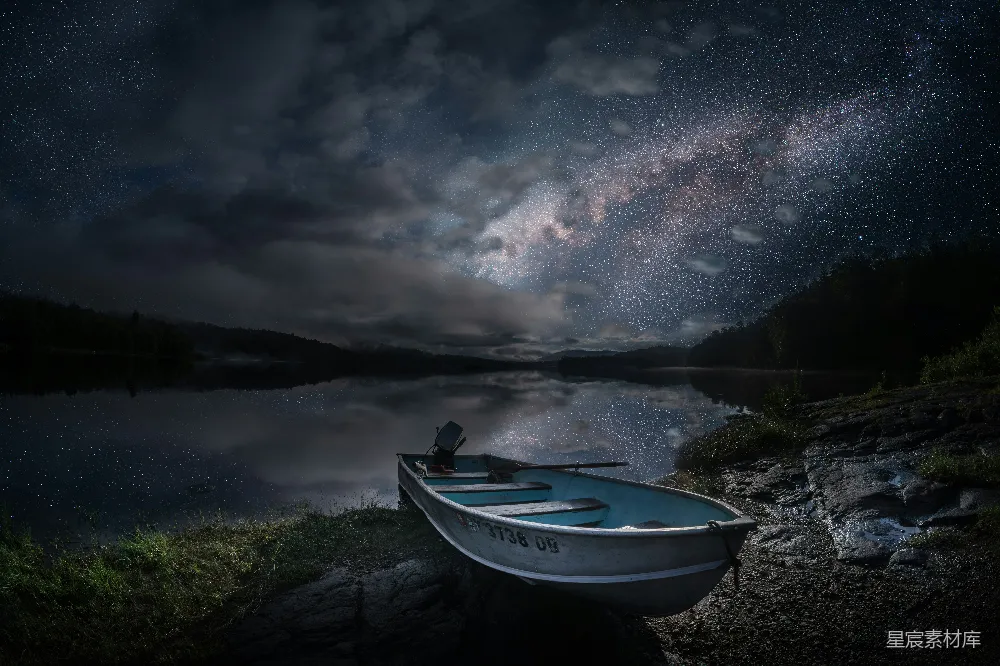 高清摄影 湖畔 星空 小船 宁静 自然 湖畔星空下的小船