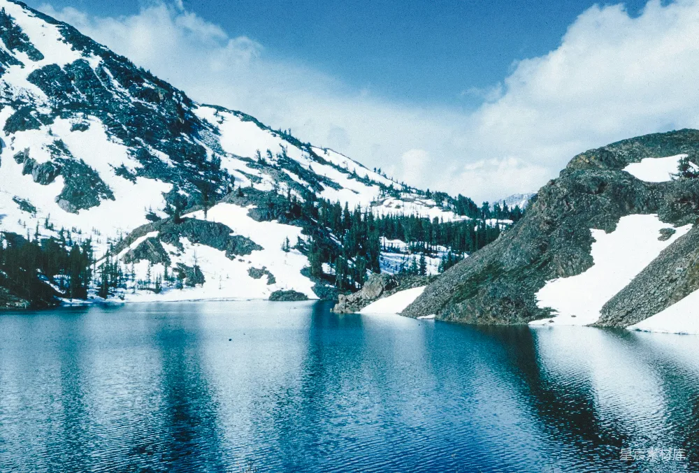 高清摄影 雪山 湖泊 自然风光 宁静 户外 雪山湖景
