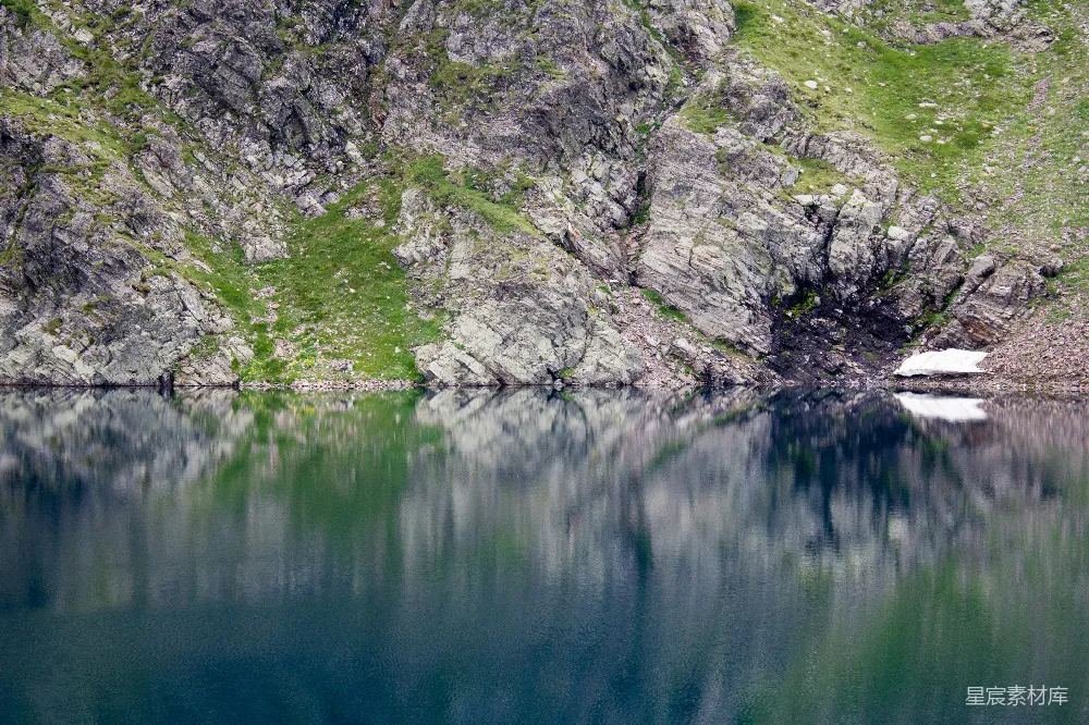 高清摄影 自然风光 宁静 风景 湖泊 山脉 静谧的高山湖泊