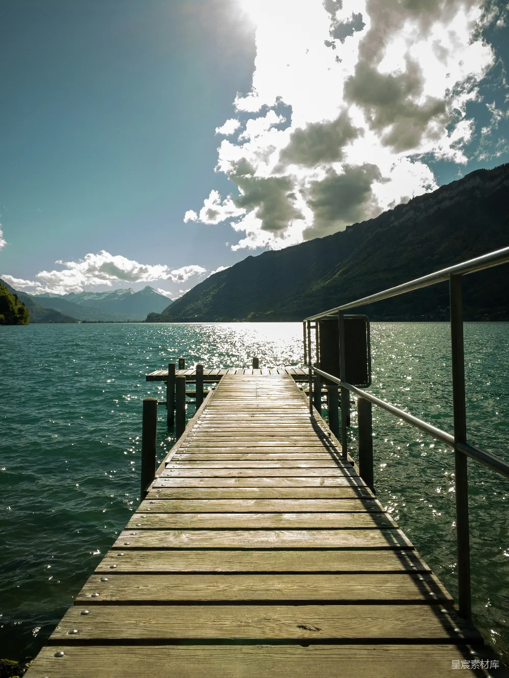 高清摄影 湖景 木桥 自然 风景 宁静 湖边的木桥
