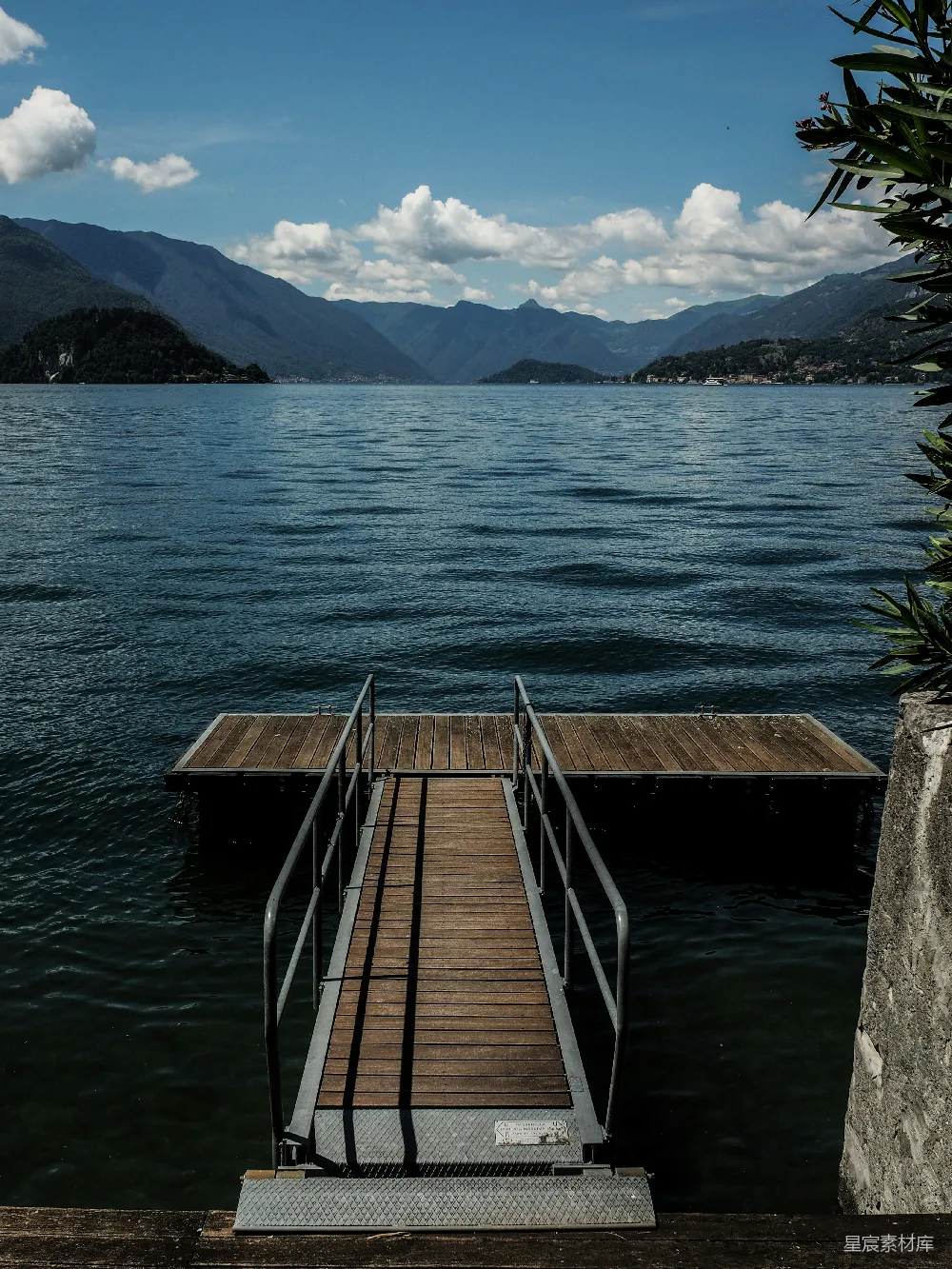 高清摄影 湖泊 码头 自然风光 宁静 户外 湖边的码头与远处的山景