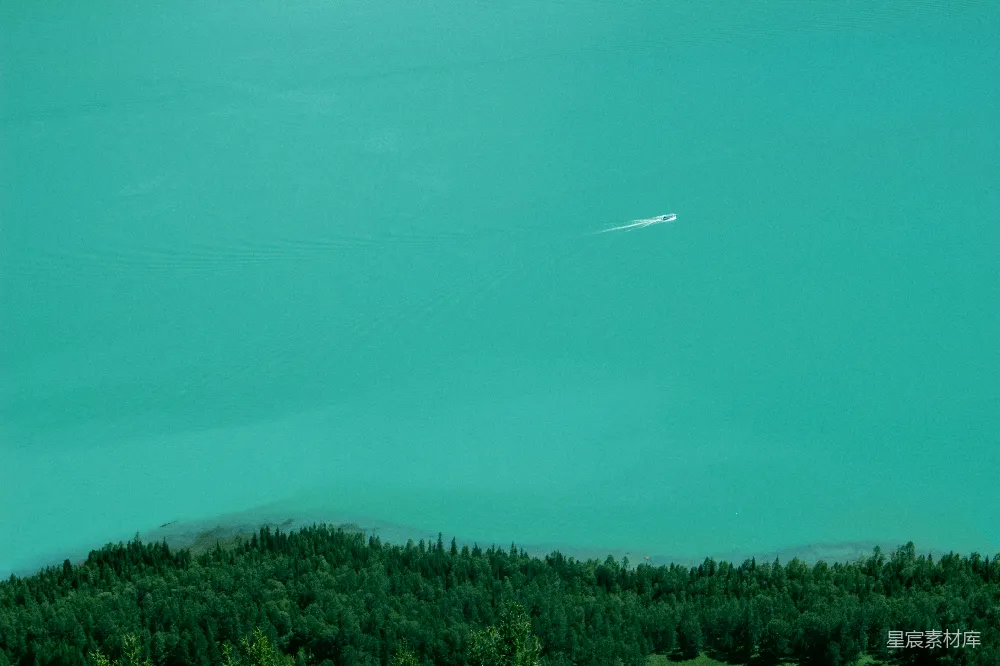 高清摄影 湖泊 自然 宁静 航拍 风景 湖中孤舟
