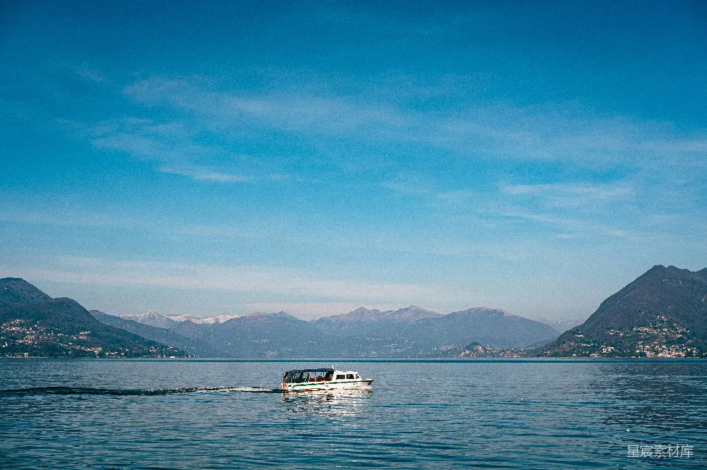 高清摄影 湖景 自然风光 休闲旅游 宁静氛围 户外活动 湖上小船与远处山脉