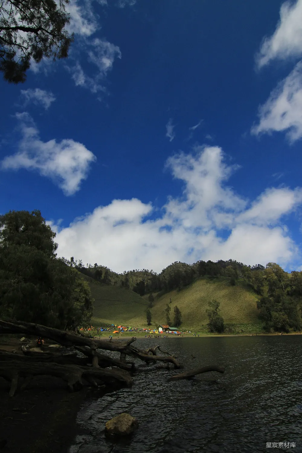 高清摄影 自然风光 户外露营 宁静湖畔 蓝天白云 山林美景 湖畔露营的宁静时光