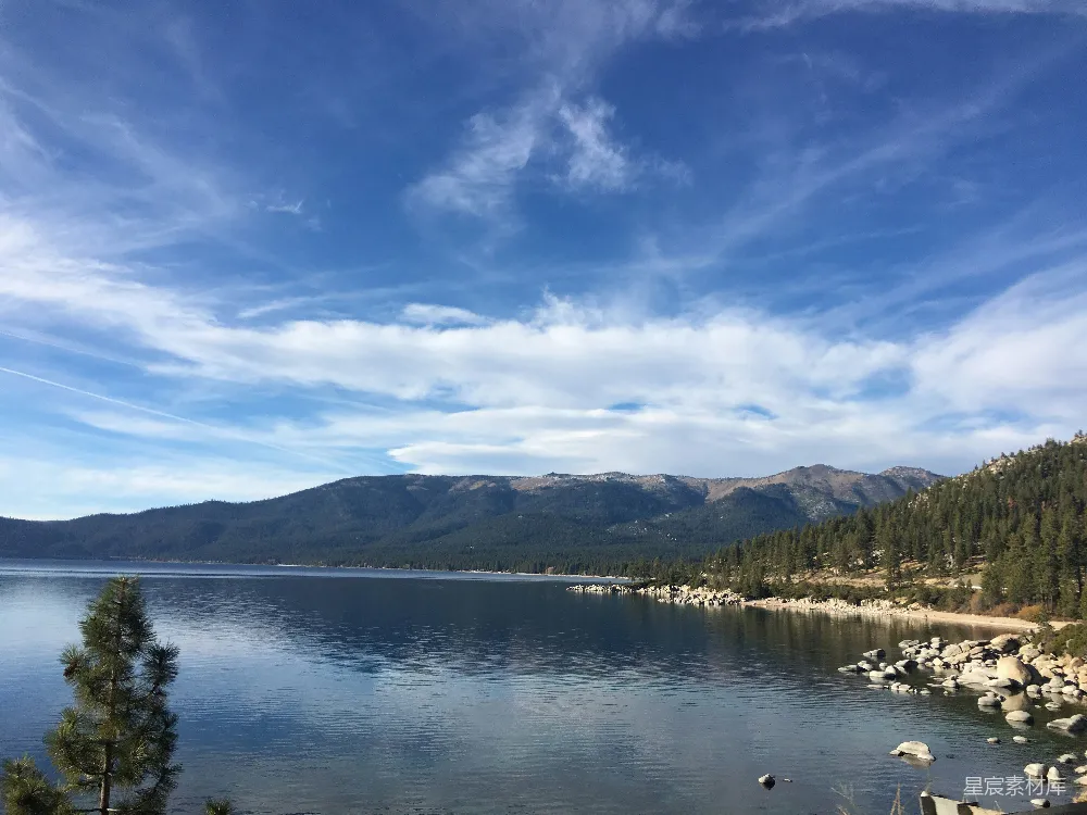 高清摄影 自然风景 湖泊 山脉 宁静 户外 湖畔宁静的自然风光