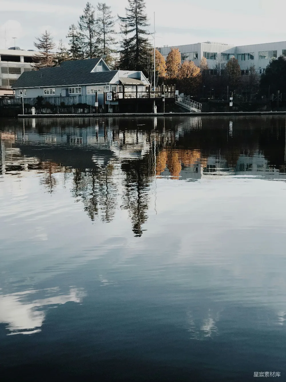 高清摄影 宁静 倒影 自然 城市 建筑 平静湖面上的倒影