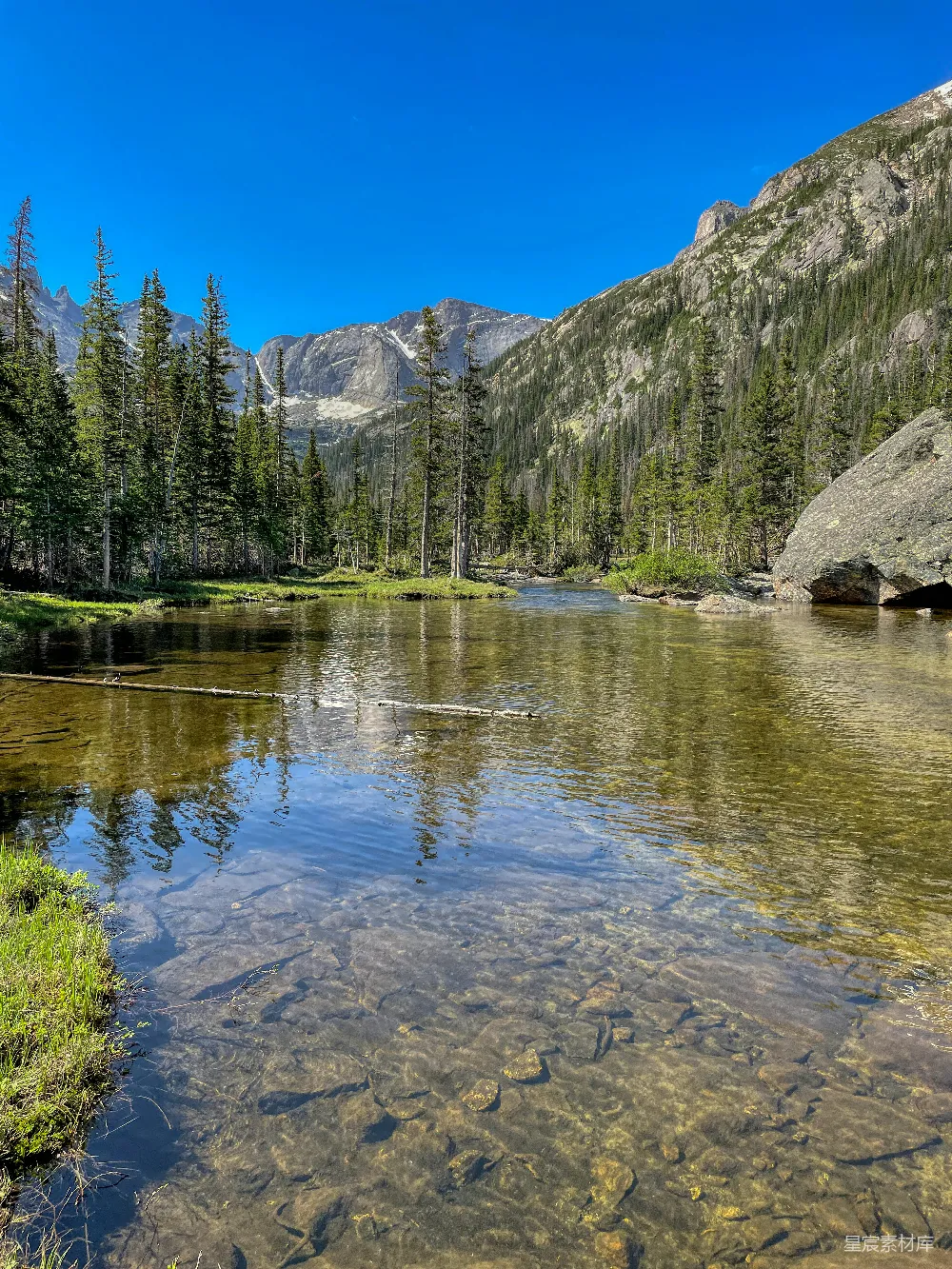 高清摄影 自然风光 山景 清澈 户外 宁静 清澈的山间小溪