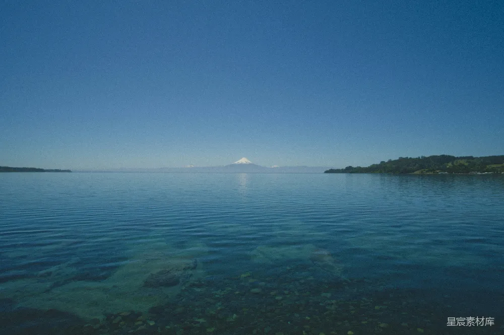 高清摄影 湖景 火山 宁静 自然风光 户外 宁静湖畔的火山远眺