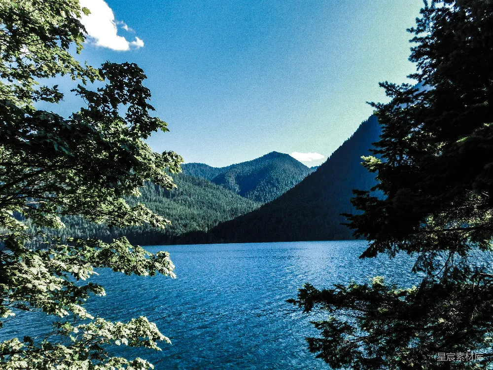高清摄影 自然风光 山脉 湖景 宁静 户外 湖畔的山景