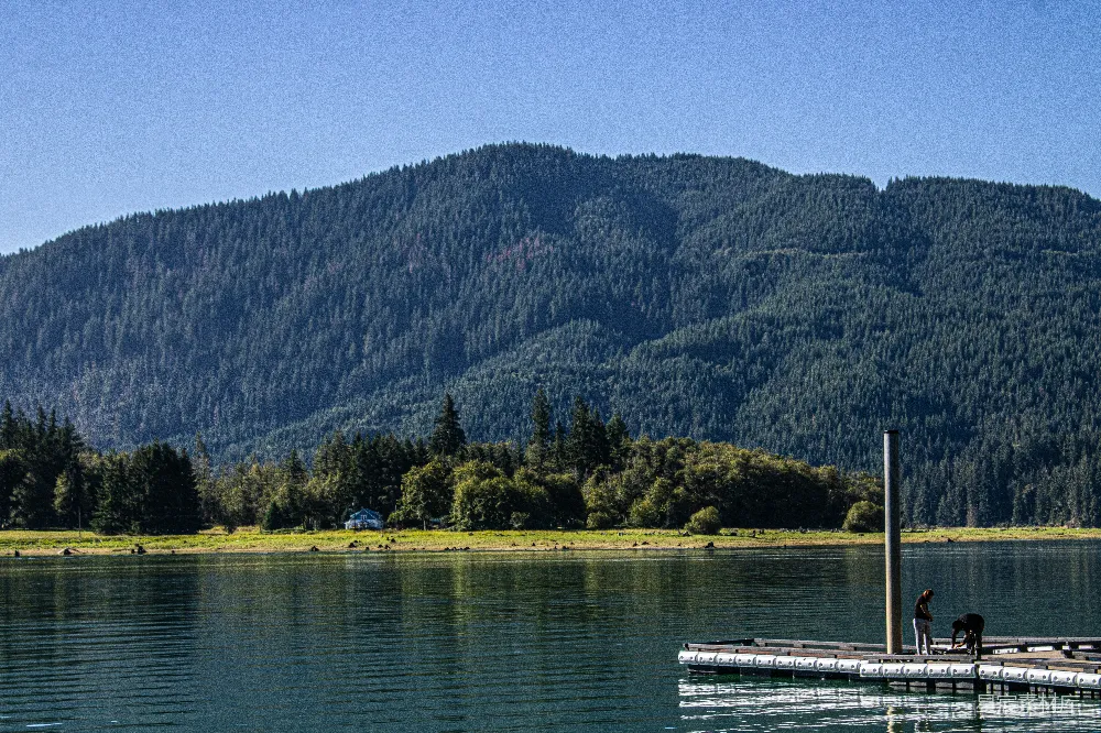 高清摄影 湖泊 山景 自然 休闲 户外 宁静湖畔的自然风光