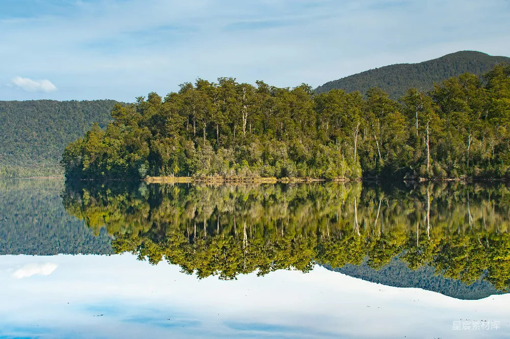 高清摄影 自然风光 森林倒影 宁静湖景 户外摄影 自然之美 静谧湖畔的森林倒影