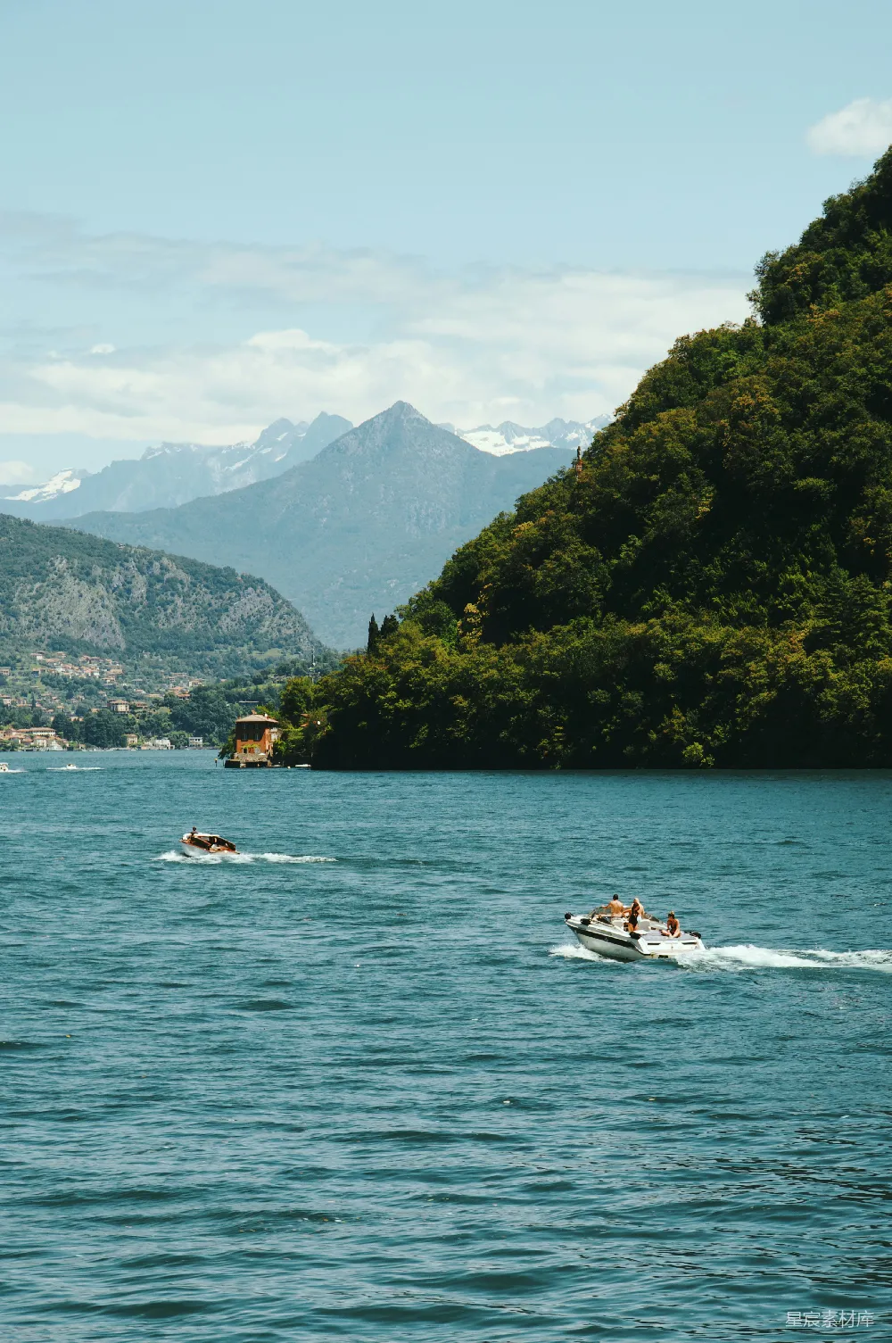 高清摄影 湖景 游船 山地 休闲 自然 湖畔游船与山景