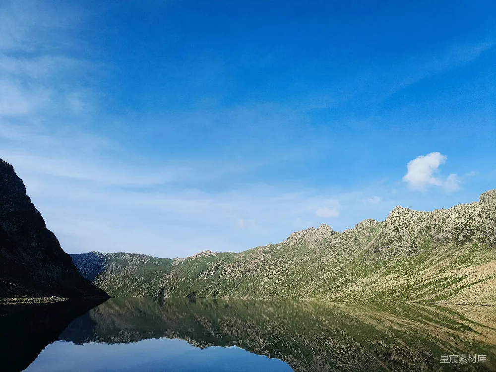 高清摄影 自然风光 宁静 山景 湖泊 蓝天白云 山间静谧的湖泊