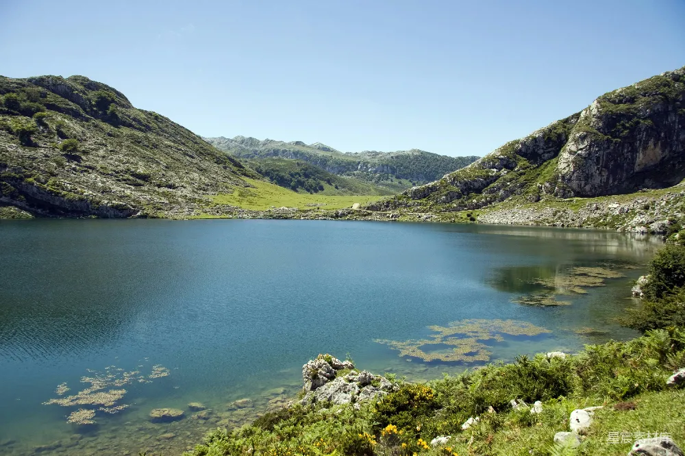 高清摄影 自然风光 湖泊 山景 户外 旅行 宁静的山间湖泊
