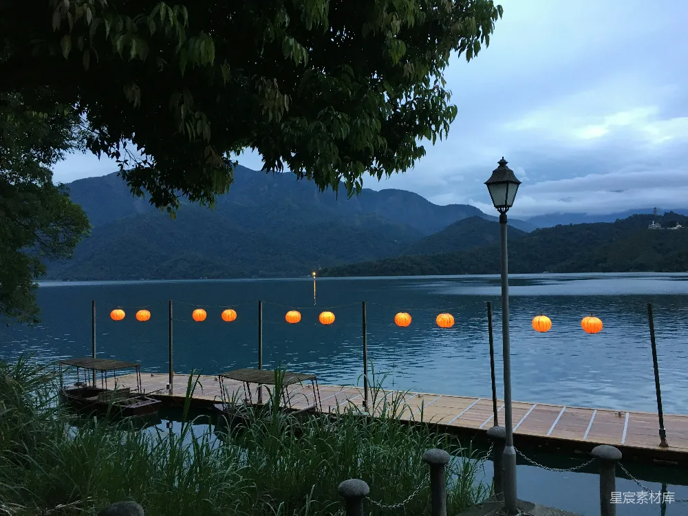 高清摄影 湖畔 灯笼 夜晚 自然风光 休闲 湖畔灯笼夜景