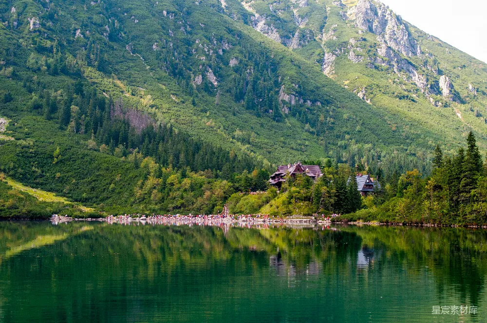 高清摄影 山景 湖泊 自然景观 旅游 宁静 山湖映翠，自然与人和谐共处