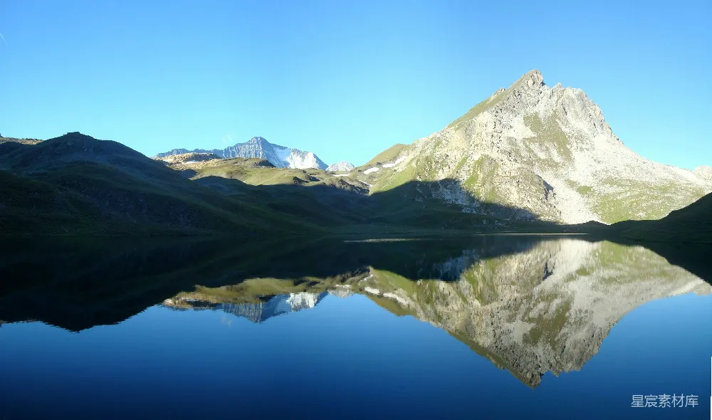 高清摄影 阿尔卑斯山脉 自然风光 宁静 山脉 湖景 宁静的阿尔卑斯湖