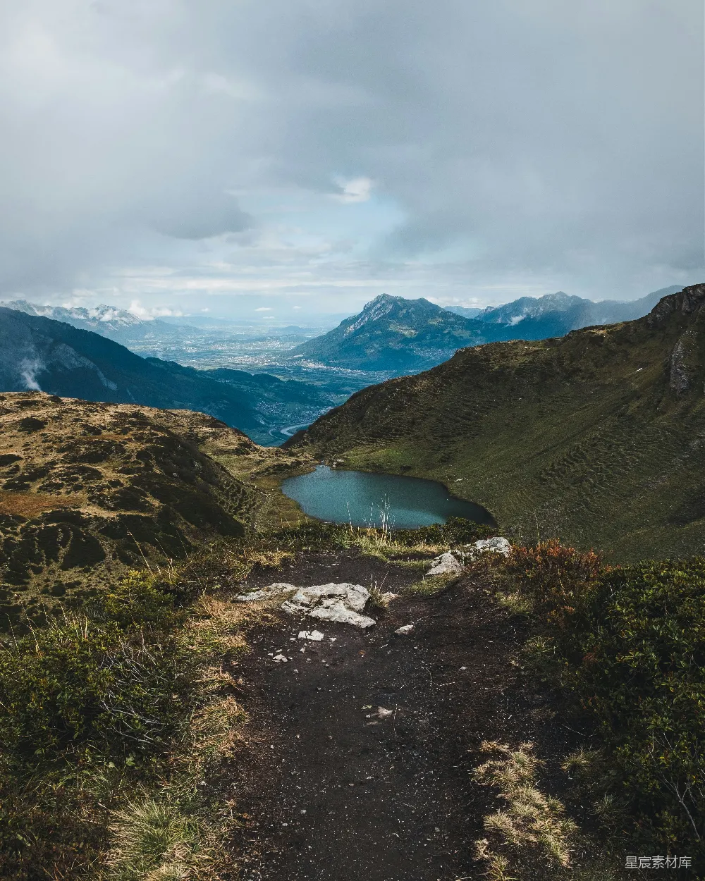 高清摄影 自然风光 徒步旅行 山地 湖景 户外 山间小径与静谧湖景