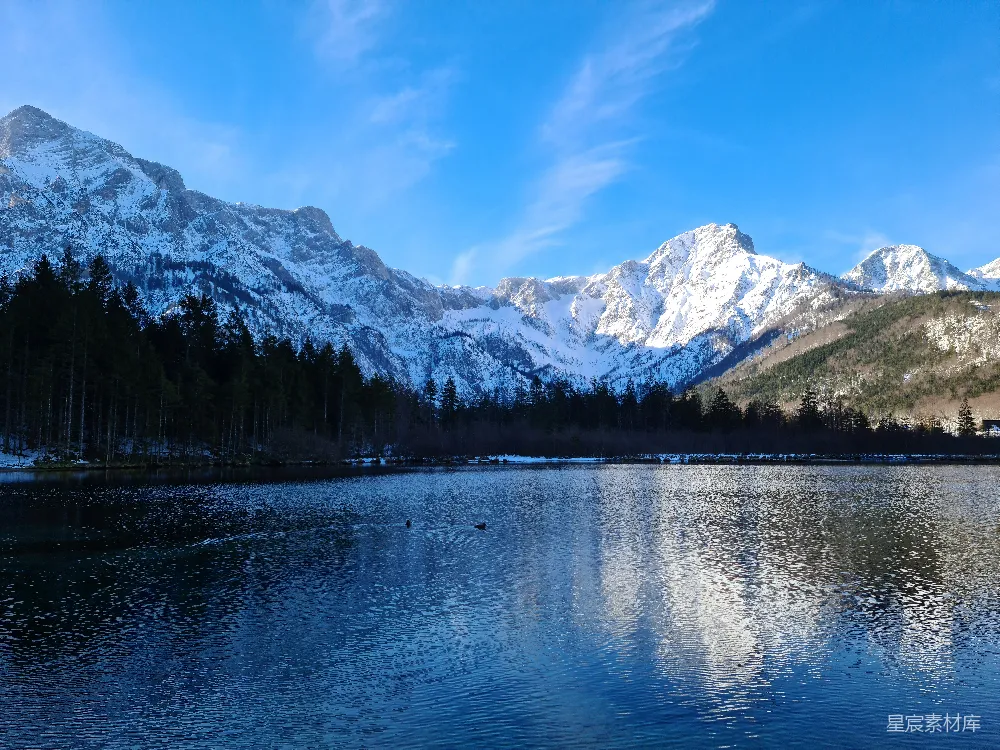 高清摄影 雪山 倒影 湖面 宁静 自然 雪山倒映湖面的宁静之美