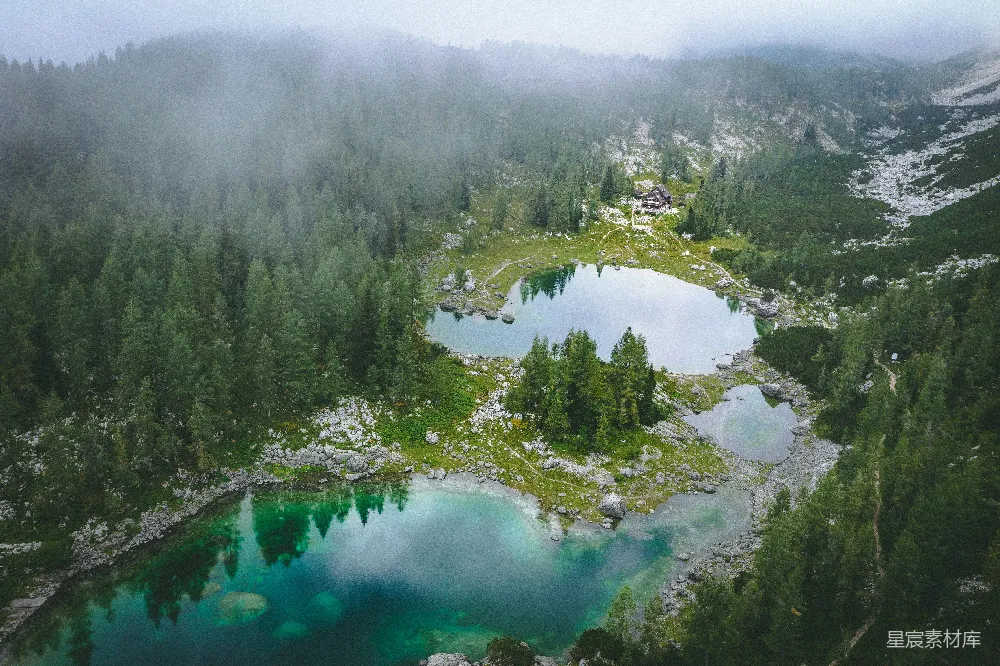 高清摄影 自然风光 森林湖泊 徒步旅行 宁静 自然美景 雾中静谧的山间湖泊