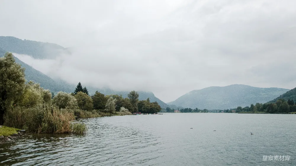 高清摄影 自然风光 宁静 湖泊 山脉 晨雾 雾蒙蒙的湖泊与山景