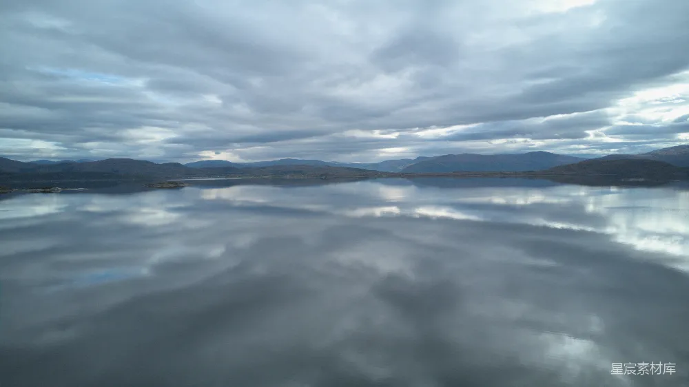 高清摄影 湖泊 宁静 云层 倒影 自然风光 宁静的湖面与云层倒影