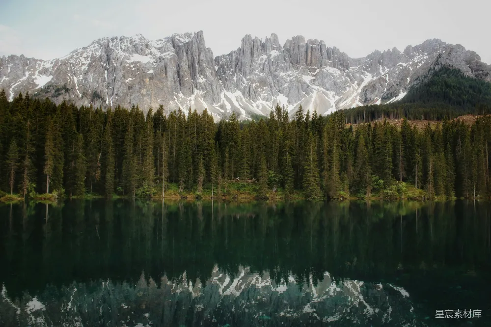 高清摄影 阿尔卑斯山 湖泊 自然风光 宁静 风景 阿尔卑斯山下的宁静湖泊