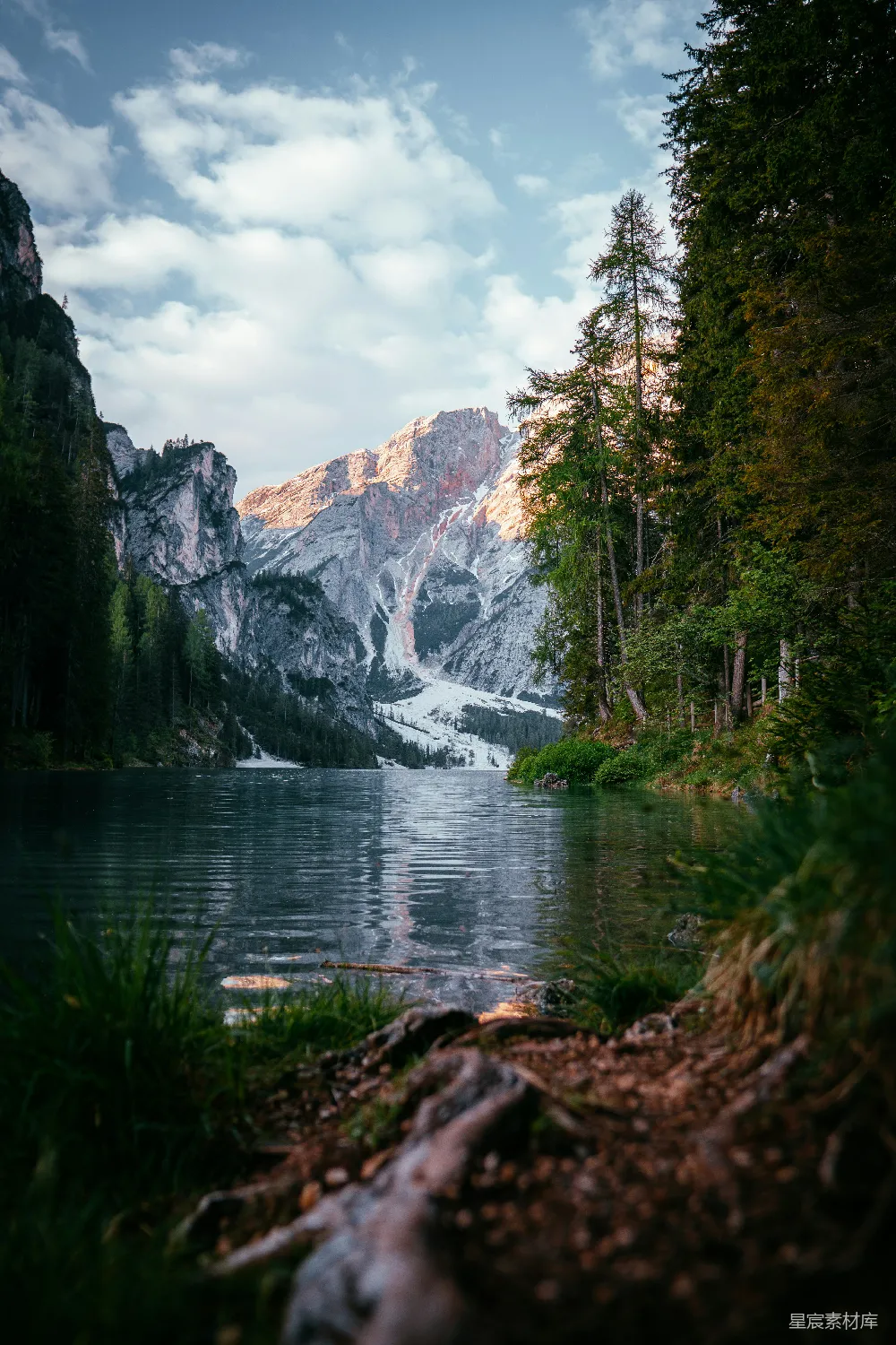 高清摄影 自然风光 山脉 湖泊 森林 宁静 阿尔卑斯山脉的宁静湖景