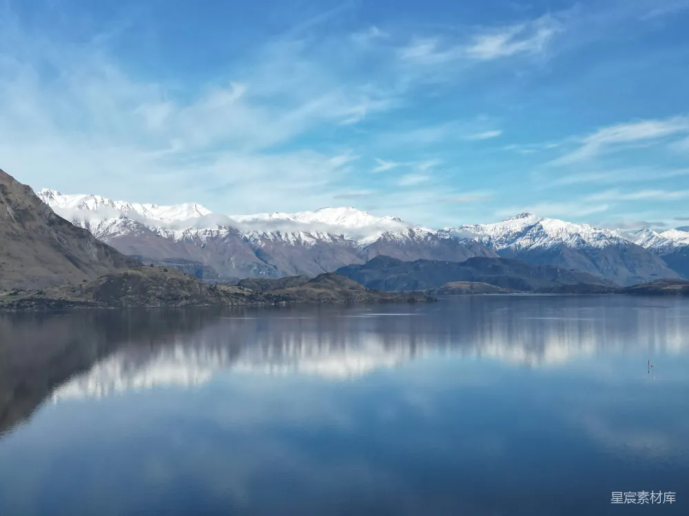 高清摄影 自然风光 宁静 雪山倒影 湖泊 户外 静谧的湖畔雪山
