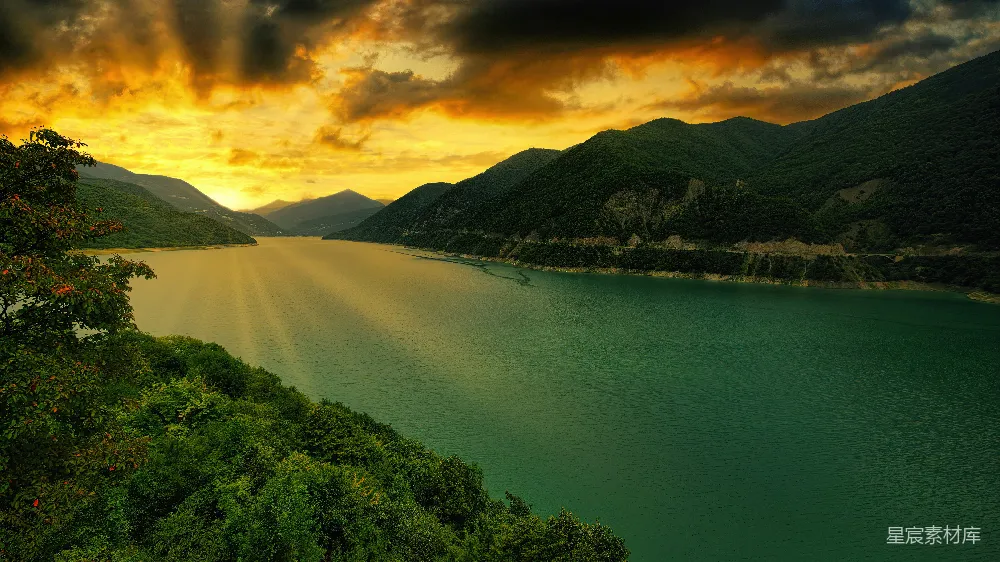 高清摄影 自然风光 日落 湖泊 山景 宁静 夕阳下的宁静湖泊