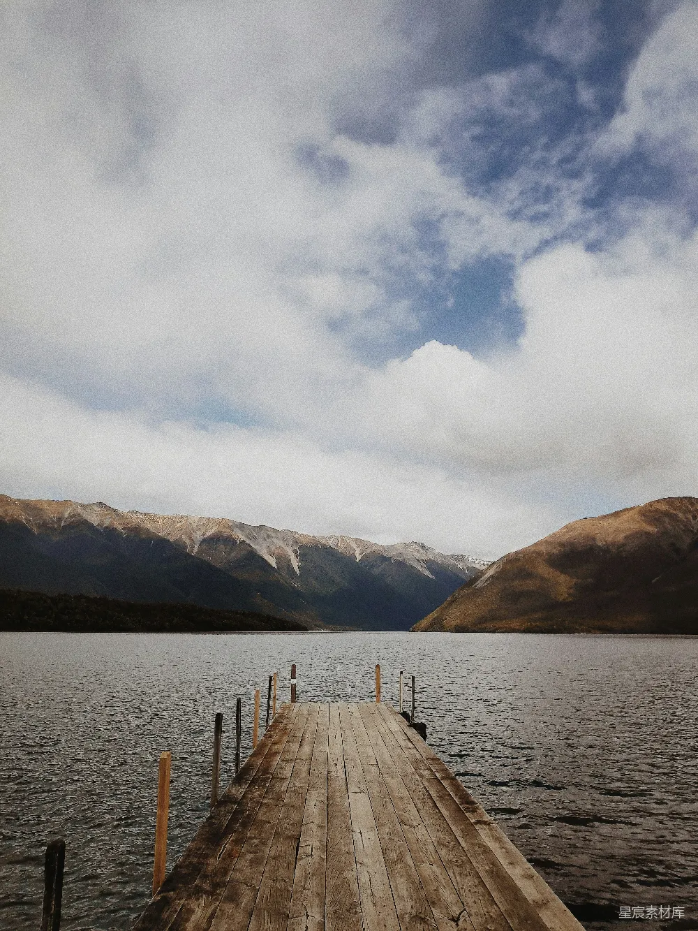 高清摄影 湖景 自然风光 户外 宁静 山脉 湖边的木桥与远处的山脉