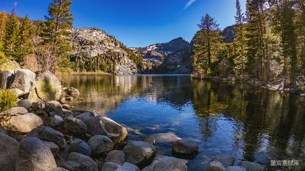 高清摄影 湖泊 自然风光 山景 宁静 户外 宁静的山间湖泊