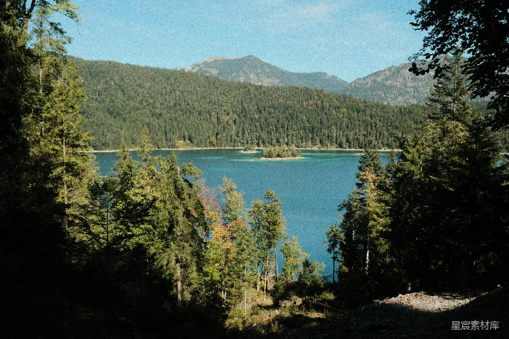 高清摄影 湖泊 森林 山景 自然风光 宁静 湖光山色：宁静的自然美景