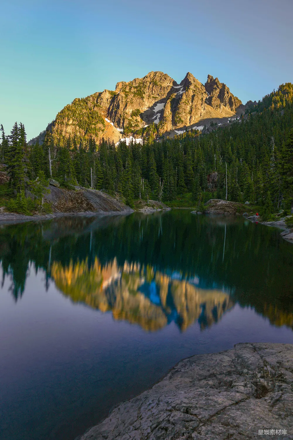 高清摄影 自然风光 山景 宁静 湖面倒影 户外摄影 湖畔静谧的山景