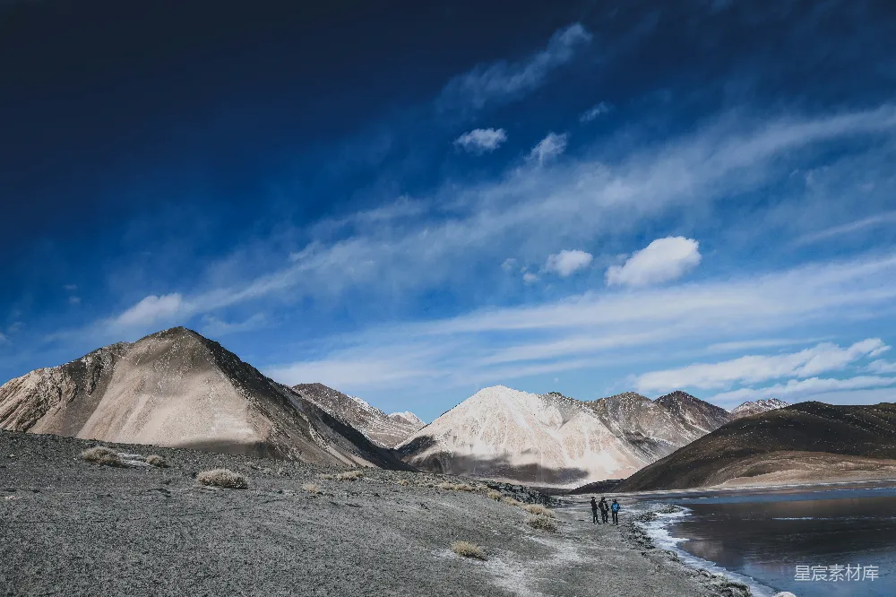 高清摄影 高原 自然风光 旅行 湖泊 雪山 高原湖边的旅行者