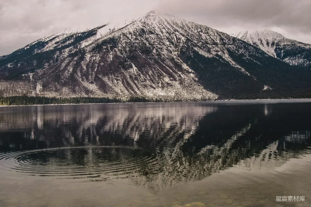 高清摄影 山景 倒影 宁静 自然风光 摄影 平静湖面的倒影雪山