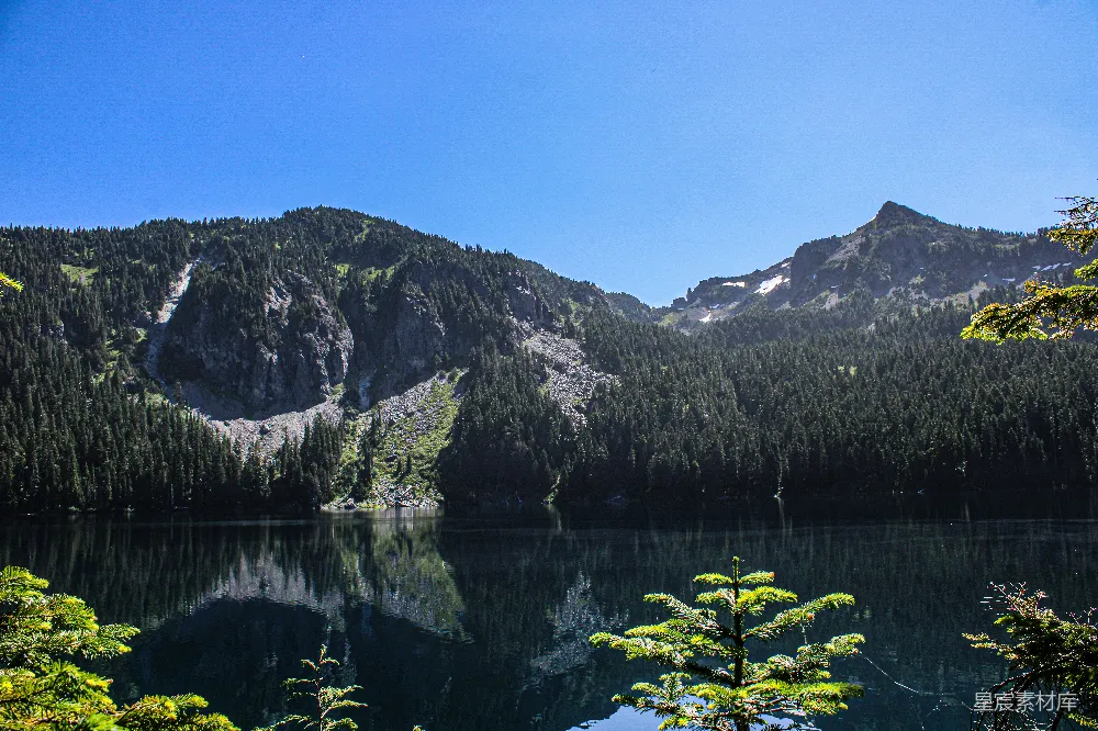 高清摄影 自然风景 宁静 山湖 森林 户外 静谧的高山湖泊