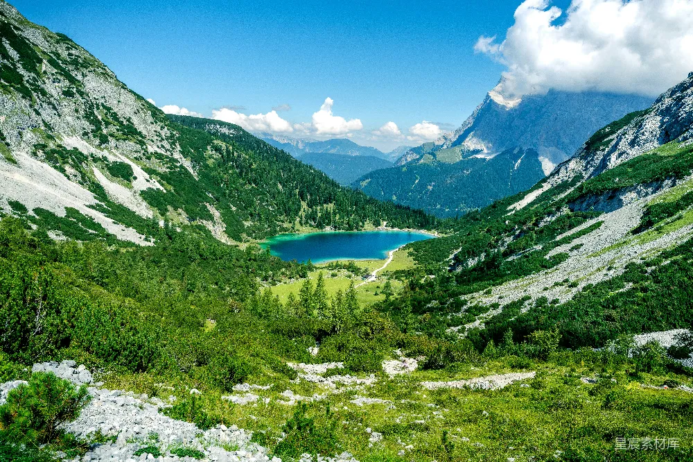 高清摄影 阿尔卑斯山脉 山谷 湖景 自然风光 户外徒步 阿尔卑斯山谷的静谧湖景