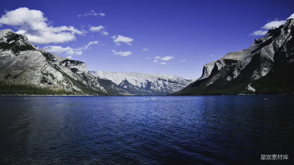 高清摄影 自然风光 湖泊 山脉 宁静 户外 平静的湖水与壮丽的山景