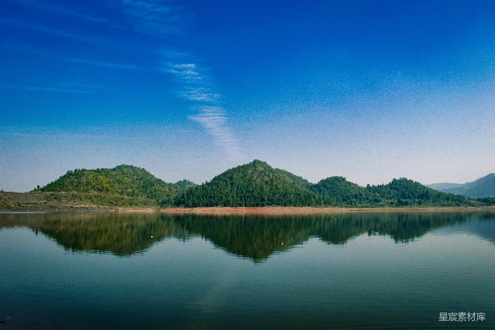 高清摄影 自然风光 宁静 山脉 湖泊 风景 静谧湖畔的山影
