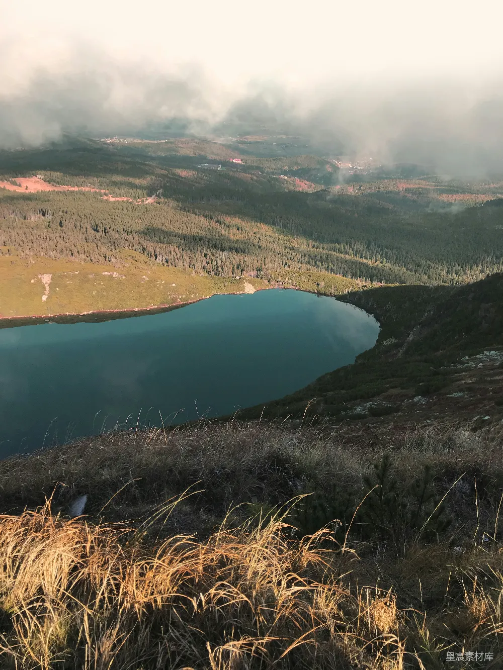 高清摄影 山景 湖泊 自然风光 云雾 宁静 云雾缭绕的山间湖泊