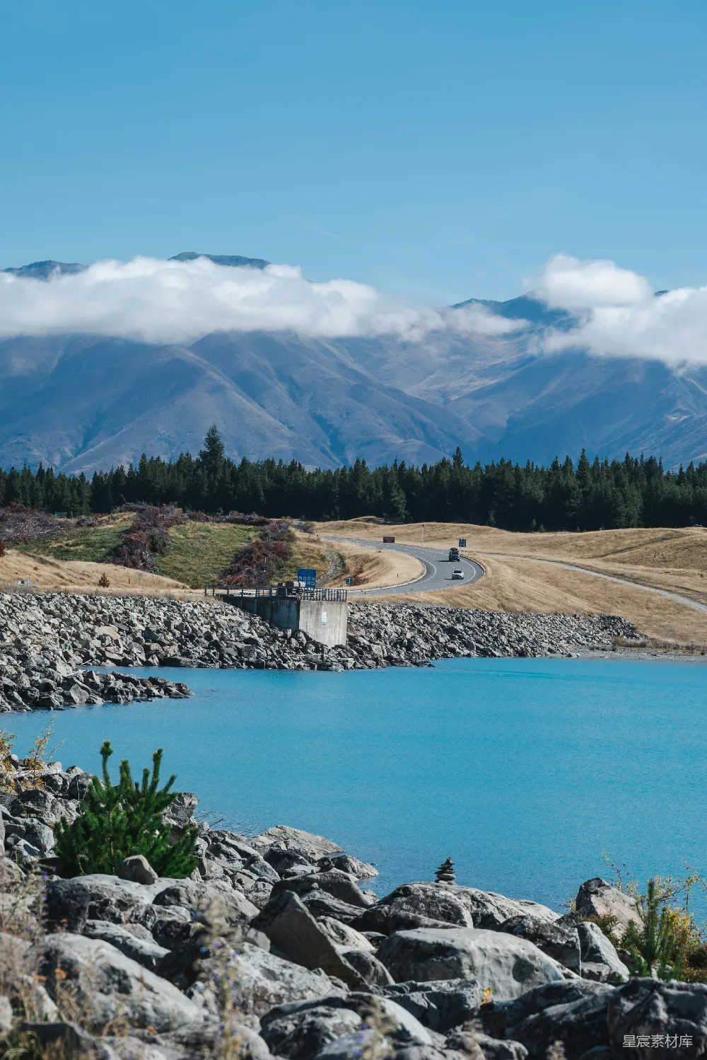 高清摄影 自然风光 公路旅行 湖泊 山脉 风景如画 山湖间的蜿蜒公路