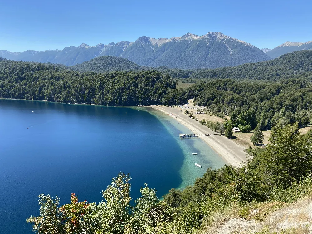 高清摄影 自然风光 湖泊 山脉 户外休闲 风景摄影 湖畔的宁静与自然之美