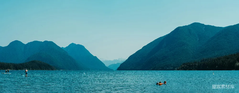 高清摄影 自然景观 户外活动 山间湖泊 夏日休闲 户外探险 宁静湖畔的自然风光