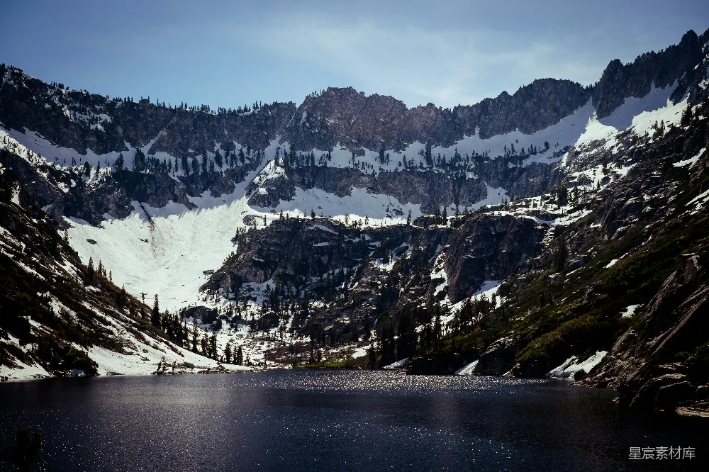 高清摄影 雪山 湖泊 自然风光 宁静 户外 雪山倒映的静谧湖泊