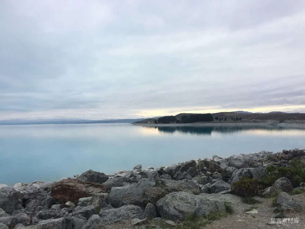 高清摄影 自然风光 宁静 岩石 湖景 户外 平静的湖畔