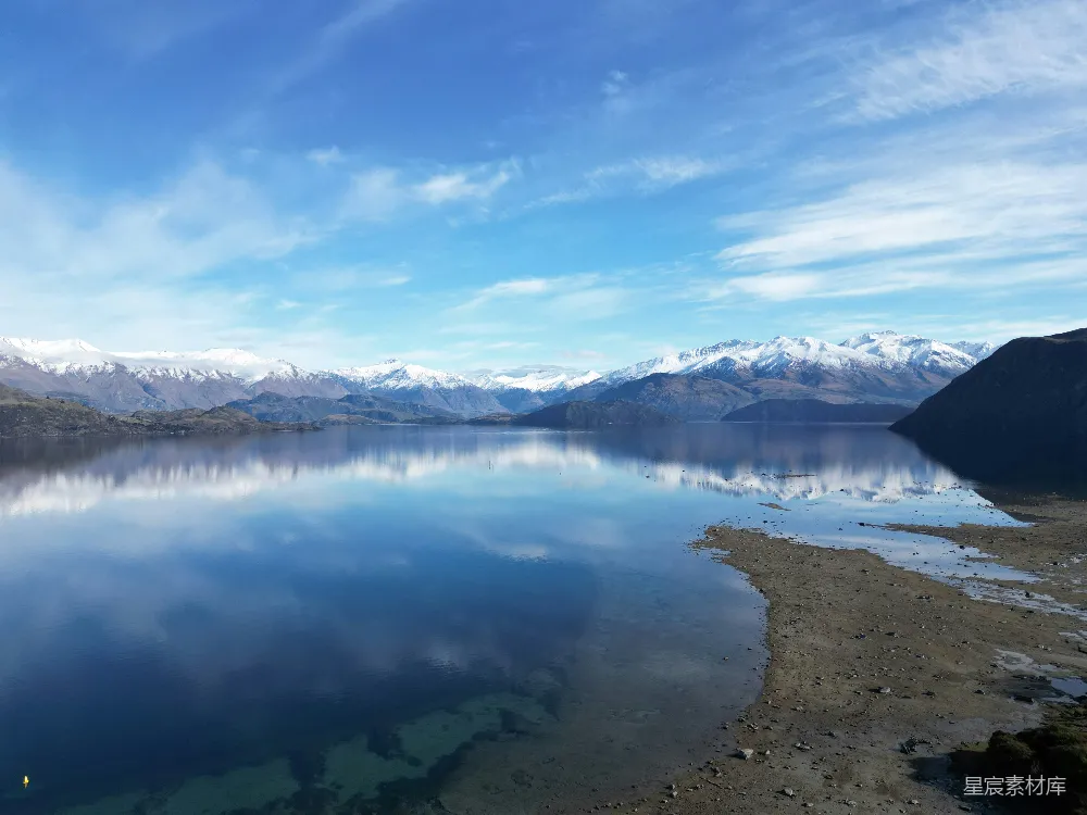 高清摄影 自然风光 宁静 雪山 湖泊 自然之美 雪山倒映的宁静湖面