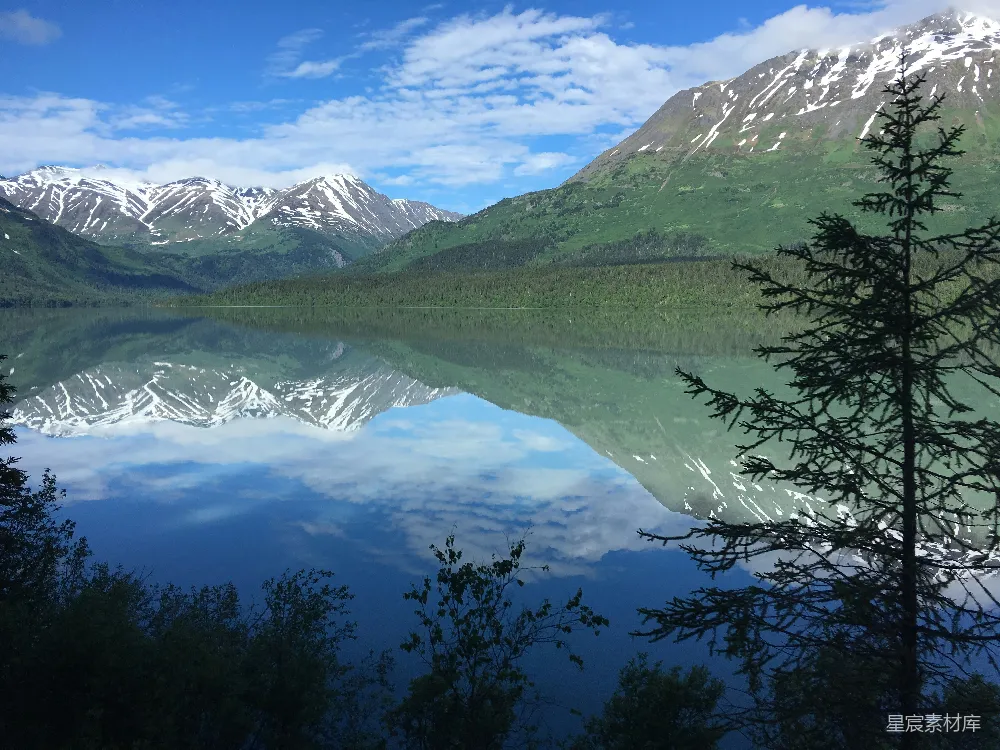 高清摄影 自然风光 宁静 雪山 倒影 湖泊 雪山倒影的宁静湖泊